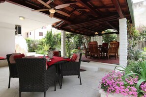 屋外ダイニングエリア