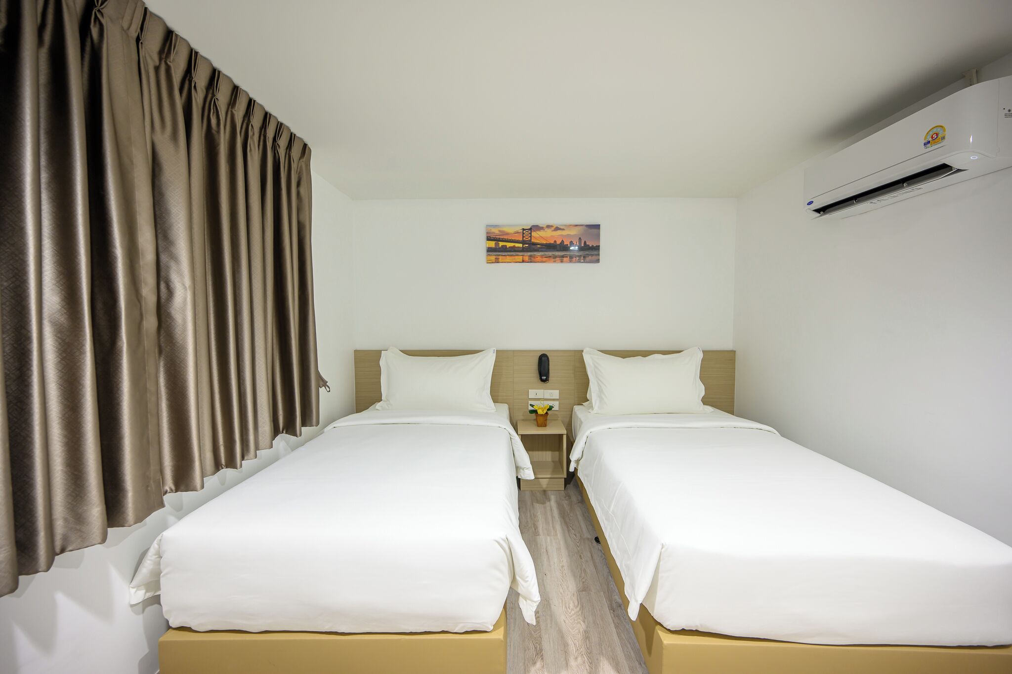 Deluxe Twin, City View | Két bảo mật tại phòng, bàn, khu vực làm việc phù hợp cho laptop 