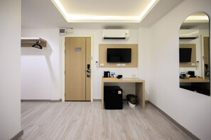 Deluxe Twin (No window) | Coffre-fort, bureau, espace de travail pour ordinateurs portables