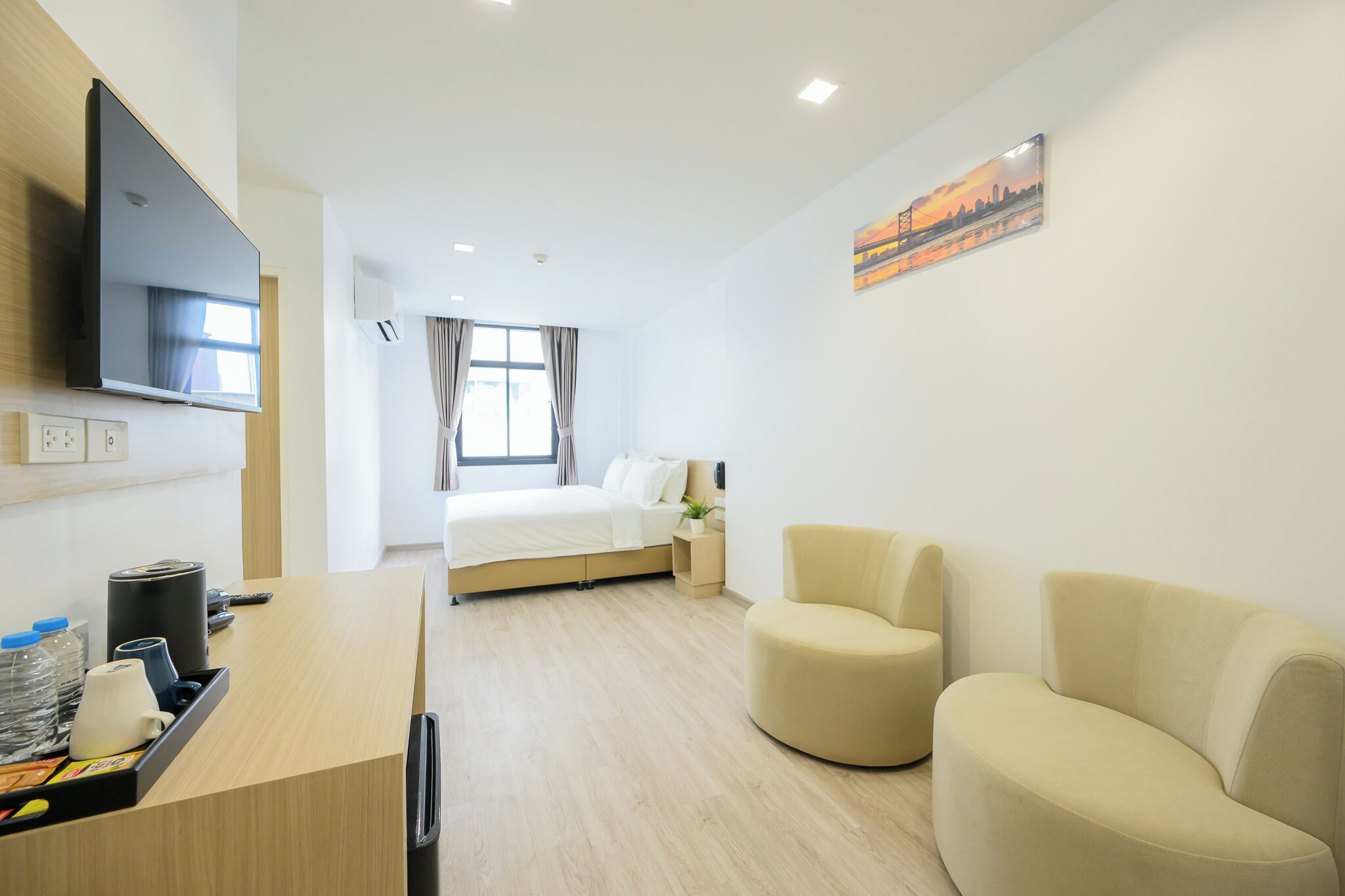 Deluxe King, City View | Két bảo mật tại phòng, bàn, khu vực làm việc phù hợp cho laptop 