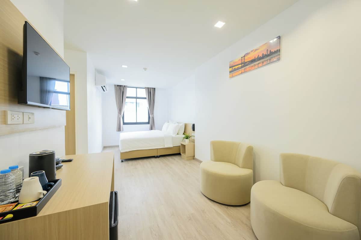 Deluxe King, City View | Két bảo mật tại phòng, bàn, khu vực làm việc phù hợp cho laptop