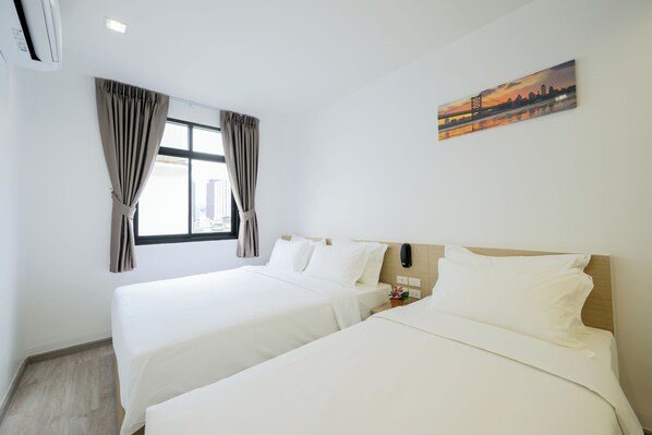 Family Triple Room | In-room safe, desk, laptop workspace, free WiFi - Global Hotel Pratunam Bangkok (Bangkok)