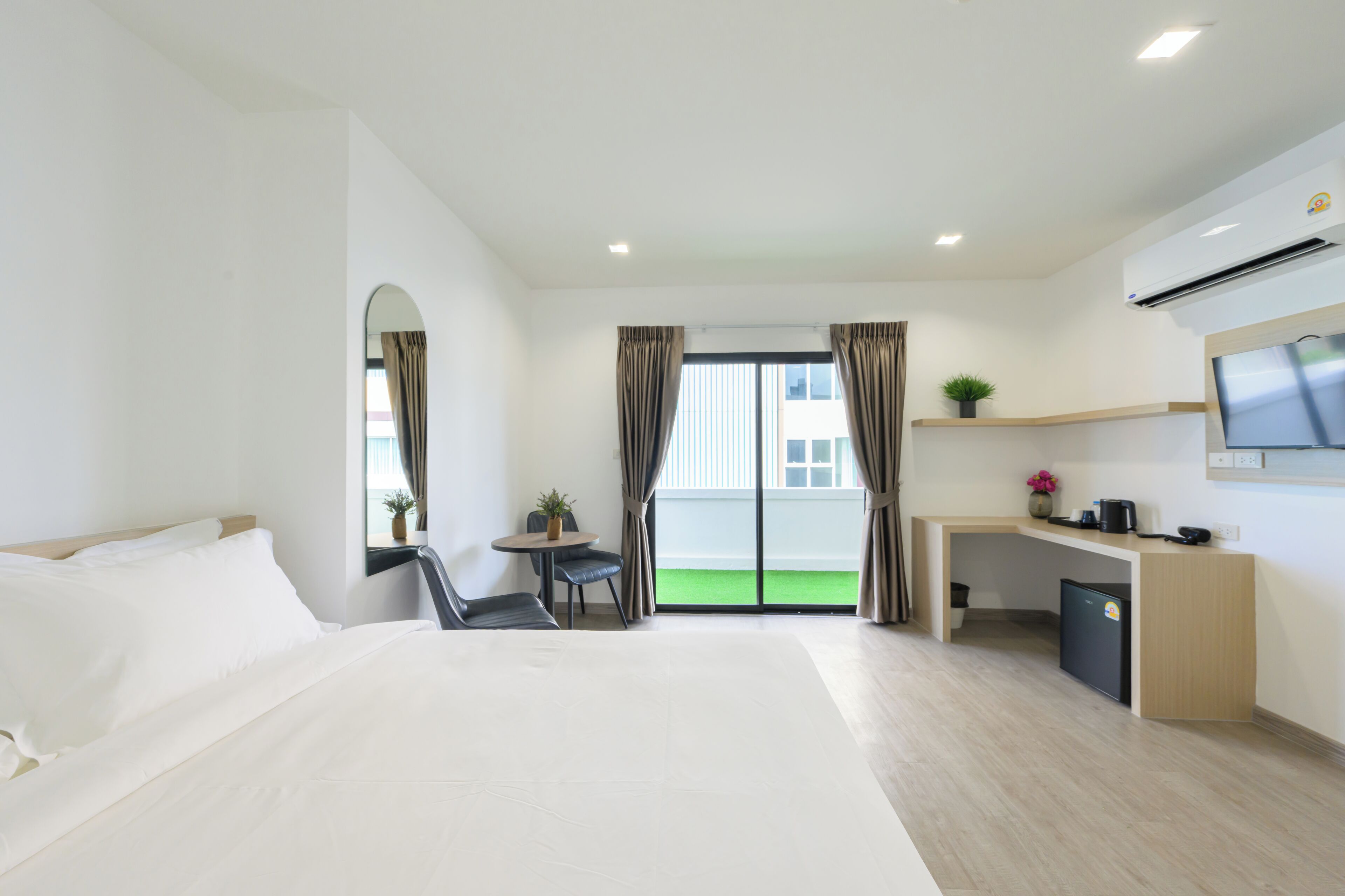 Junior Suite, Balcony, City View | Két bảo mật tại phòng, bàn, khu vực làm việc phù hợp cho laptop 