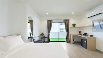 In-room safe, desk, laptop workspace, free WiFi