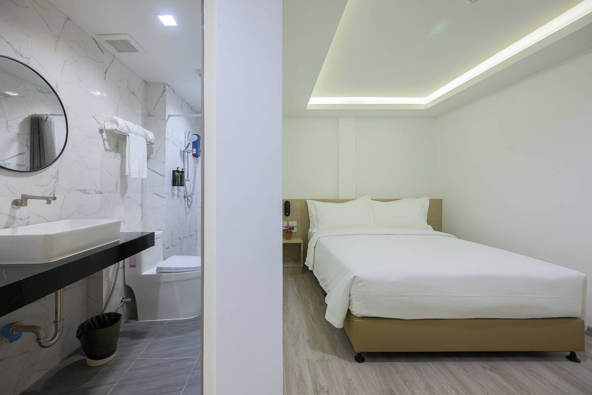 Family Connecting Room (No Window) | 客房內保險箱、書桌、筆電工作空間、免費無線上網