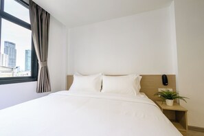 Deluxe kamer, 1 kingsize bed, uitzicht op de stad | Een kluis op de kamer, een bureau, een laptopwerkplek, gratis wifi