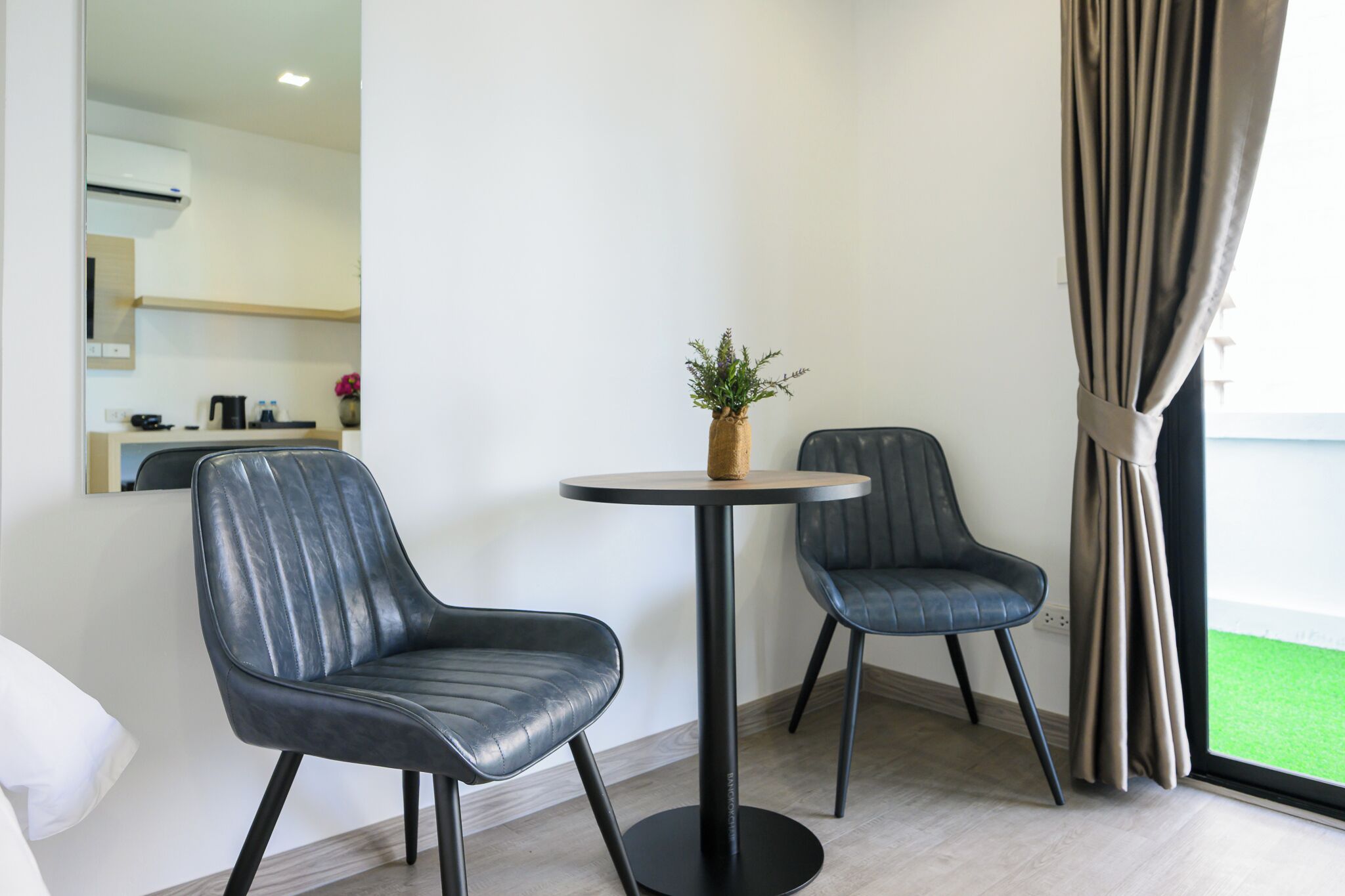 Junior Suite, Balcony, City View | Living area | 32-inch Smart TV with digital channels