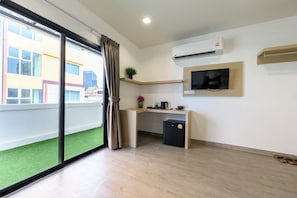 Junior Suite, Balcony, City View | In-room safe, desk, laptop workspace, free WiFi - Global Hotel Pratunam Bangkok (Bangkok)