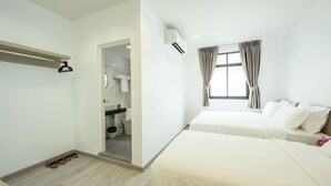 A hotel room with two beds, a walk-in closet, and a window with curtains. - Global Hotel Pratunam Bangkok (Bangkok)