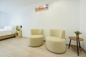 Deluxe King, City View | In-room safe, desk, laptop workspace, free WiFi - Global Hotel Pratunam Bangkok (Bangkok)