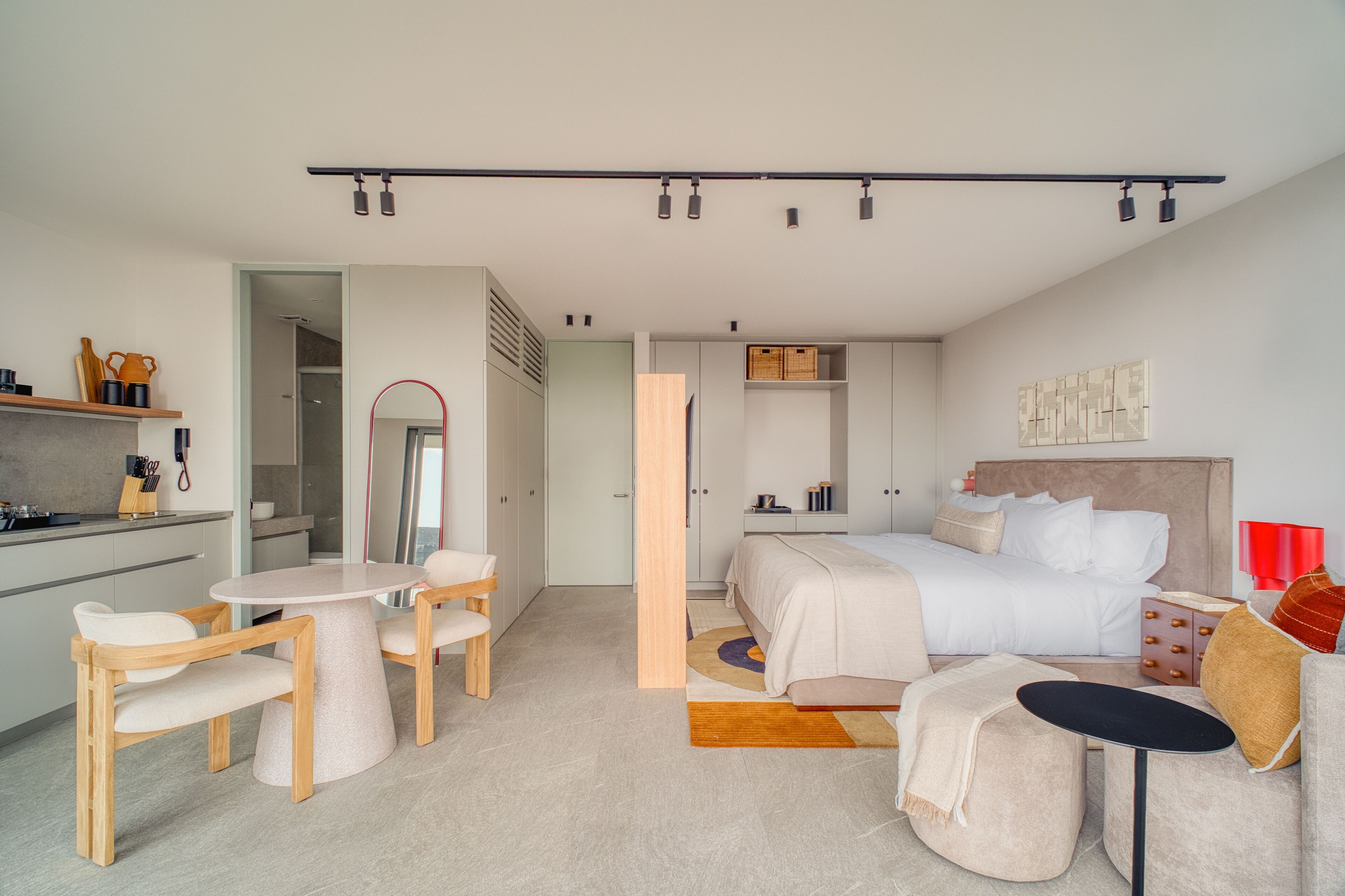 Studio, 1 King Bed, Balcony | Dining room