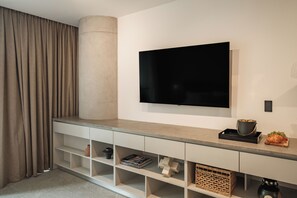 Studio Deluxe, 1 très grand lit, balcon | Téléviseur