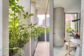 Deluxe Studio, 1 King Bed, Balcony | Balcony