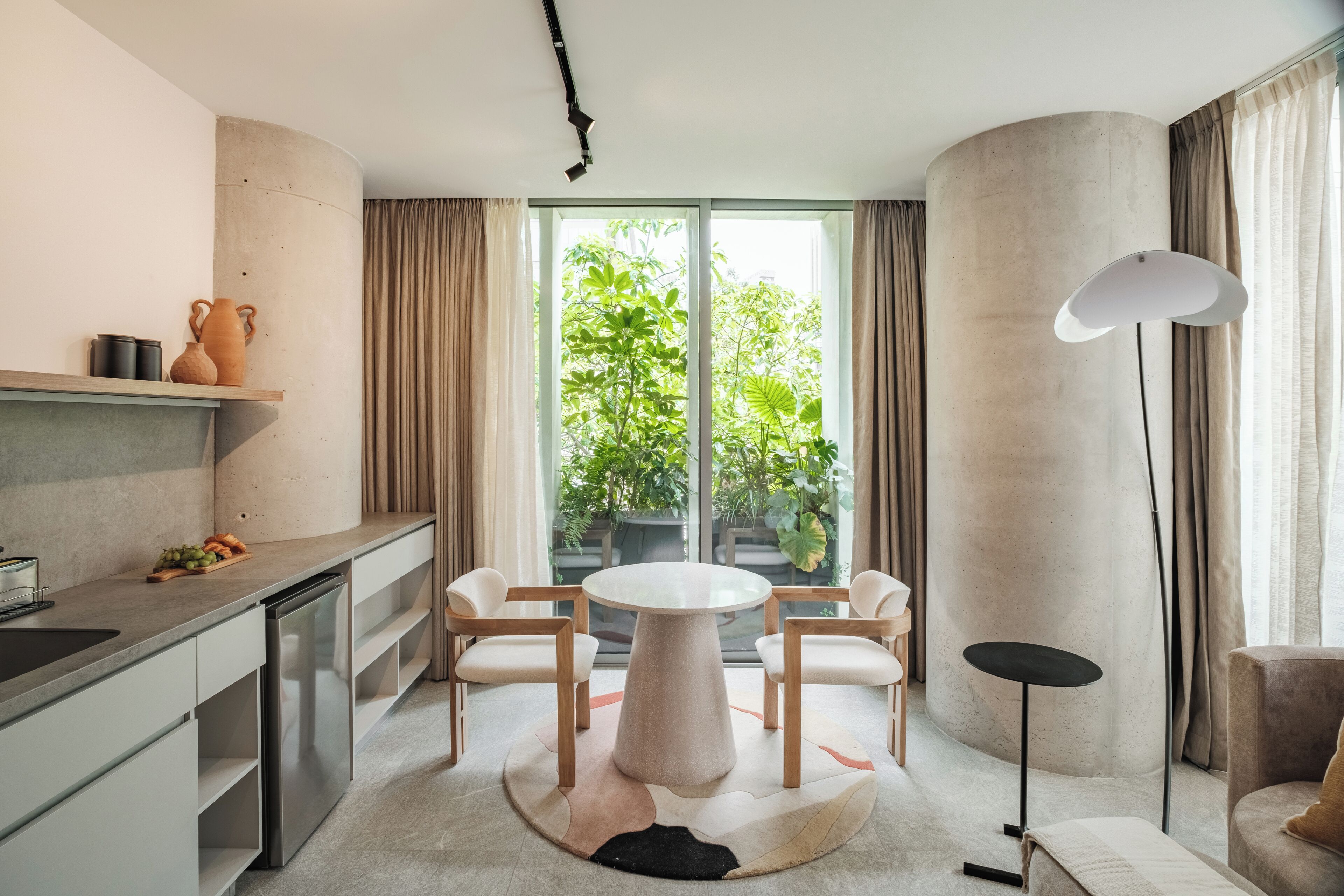 Deluxe Studio, 1 King Bed, Balcony | Dining room