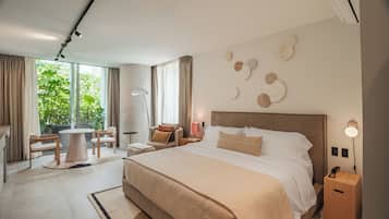Deluxe studio, 1 kingsize bed, balkon | Luxe beddengoed, donsdekens, een kluis op de kamer