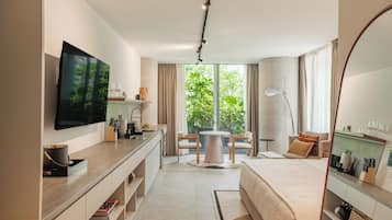 Deluxe studio, 1 kingsize bed, balkon | Televisie