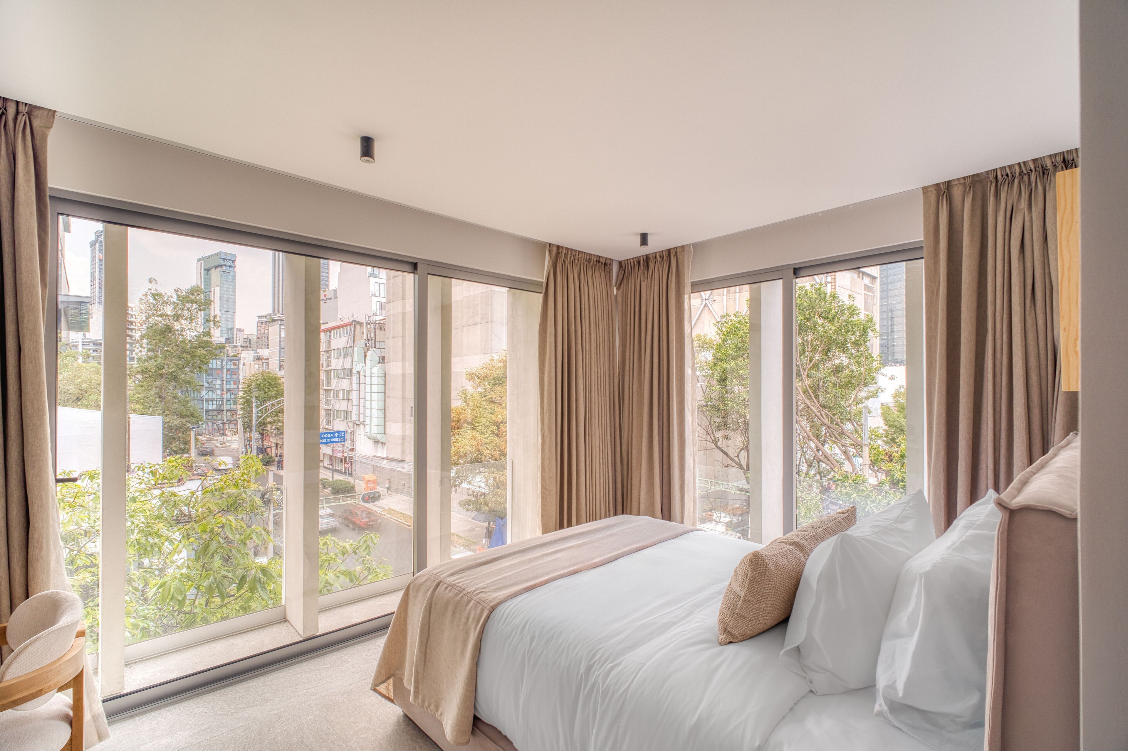 Suite superior, 2 habitaciones, balcón | Ropa de cama de alta calidad, edredones de plumas, caja fuerte