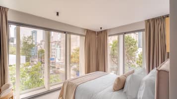 Suite superior, 2 habitaciones, balcón | Ropa de cama de alta calidad, edredones de plumas, caja fuerte