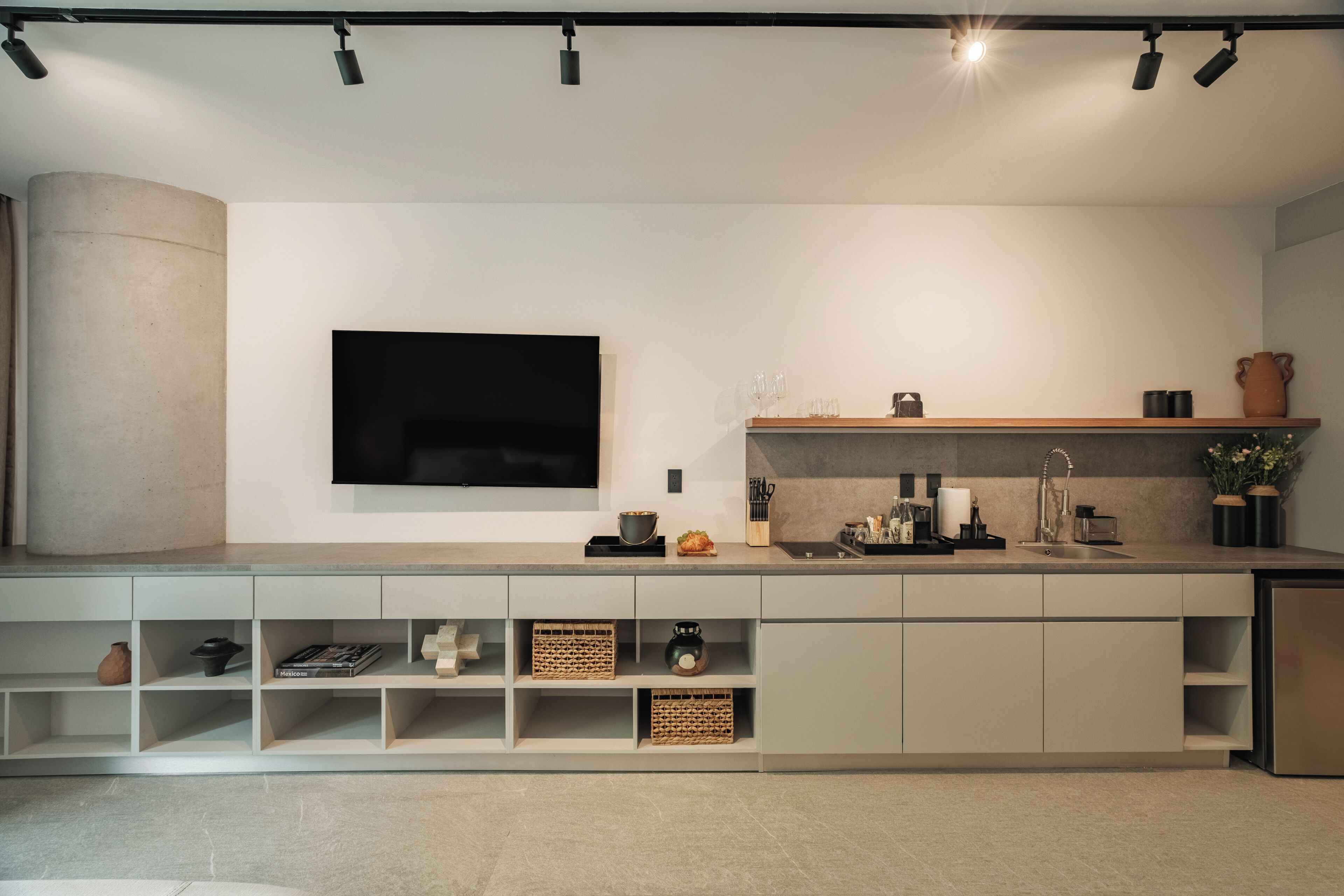 Deluxe Studio, 1 King Bed, Balcony | Private kitchen