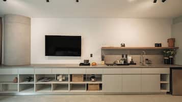 Deluxe Studio, 1 King Bed, Balcony | Private kitchen