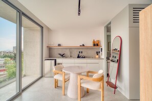 Studio, 1 King Bed, Balcony | Dining room