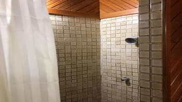 Serviettes fournies, savon, papier toilette