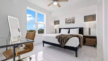 5 habitaciones, escritorio y tabla de planchar con plancha