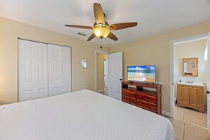 3 bedrooms, iron/ironing board, WiFi, bed sheets - Space Coast Home Near KSC 3Bed/2Bath (Merritt Island)