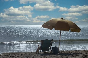 On the beach - Beachside 2BR Condo | Pool + Walk to Beach (Cocoa Beach)