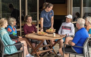 Outdoor dining - Timber Trail Lodge & Transport (Piropiro)