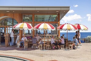 Outdoor dining - Le Petite Cott - cheerful escape by the beach (Cottesloe)