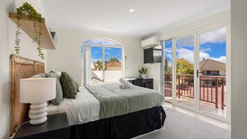 5 bedrooms, desk, iron/ironing board, WiFi