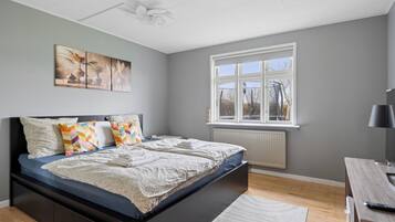 4 bedrooms, iron/ironing board, free WiFi