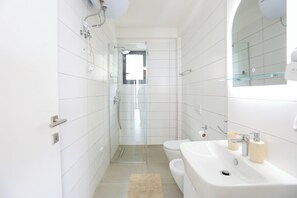 Family Apartment, Multiple Bedrooms, 2 Bathrooms, Sea Facing (Velaris Apartment 201) | Bathroom - Velaris Apartment 201 (Vlorë)
