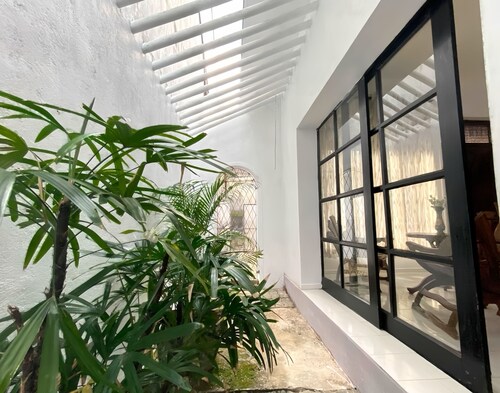 Peaceful 2-bedroom house with AC in lovely Battaramulla