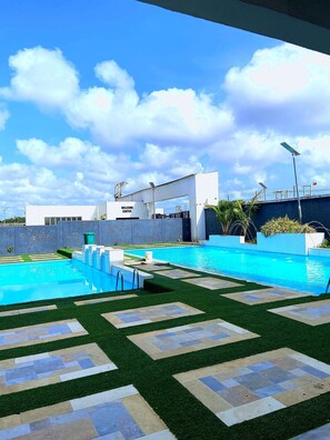 Outdoor pool - Luxury apartment in Lekki Scheme 2 with fitness room & Coastal Road Access (Lekki)
