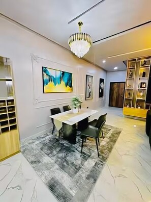 Dining - Luxury apartment in Lekki Scheme 2 with fitness room & Coastal Road Access (Lekki)