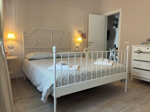 2 chambres, fer et planche à repasser, lit parapluie, Wi-Fi gratuit