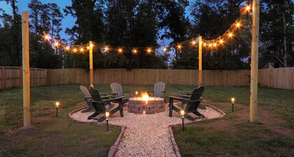 Luxury Home 1 Mile to Masters · Sleeps 10 · Fire Pit & Designer Style