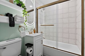 Asciugacapelli, bidet, asciugamani, sapone