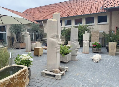 Gästezimmer für 2 Pers. in einer ehemaligen Dorfschule mit Bildhaueratelier.