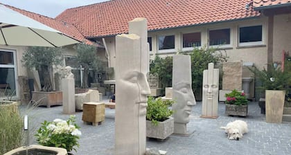 Gästezimmer für 2 Pers. in einer ehemaligen Dorfschule mit Bildhaueratelier.