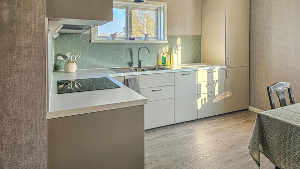 A kitchen with a window, a sink, and cabinets. - 1 bedroom stunning apartment in Vimmerby (Vimmerby)