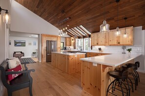 Interior - Birdie Lodge on the 19th Hole, Hot Tub, Bikes, Gameroom, SHARC Passes (Deschutes County)