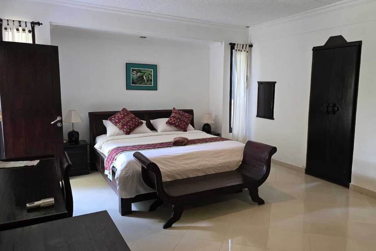 Kahden hengen perushuone, näköala pihalle