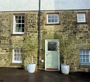 Exterior detail - Snowdrop Cottage moments from Shaftesbury High Street and the iconic Gold Hill (Shaftesbury)