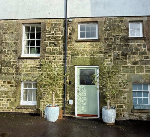 Snowdrop Cottage moments from Shaftesbury High Street and the iconic Gold Hill