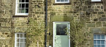 Snowdrop Cottage moments from Shaftesbury High Street and the iconic Gold Hill
