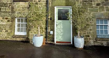 Snowdrop Cottage moments from Shaftesbury High Street and the iconic Gold Hill