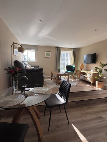 Snowdrop Cottage moments from Shaftesbury High Street and the iconic Gold Hill